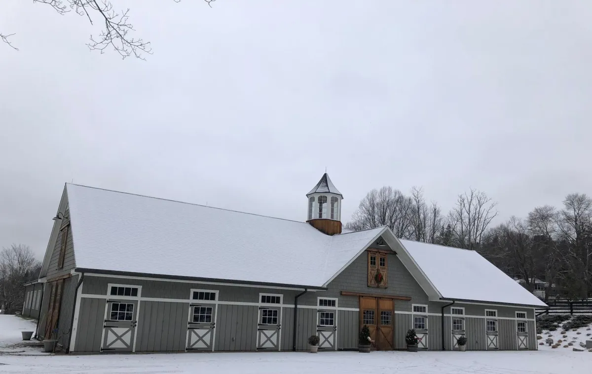 Exterior de las cuadras de Storybook Farm en North Salem con nieve