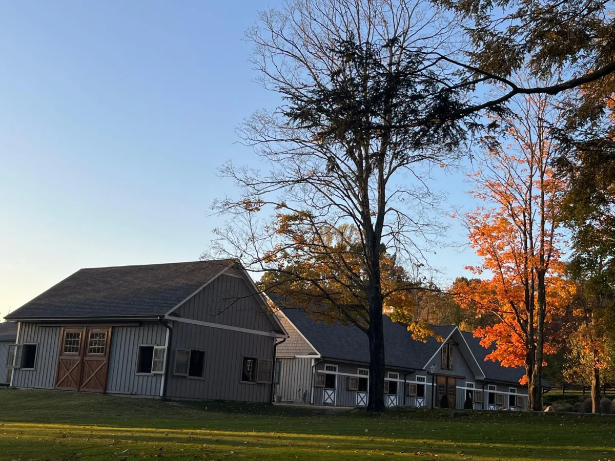 Exterior de las cuadras de Storybook Farm en otoño